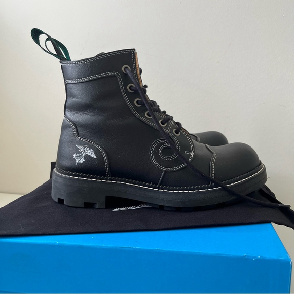 John Fluevog 7TH HEAVEN DERBY SWIRL (6 EYE) CLASSIC DERBY BOOTS in Black Vegan - Picture 2 of 10